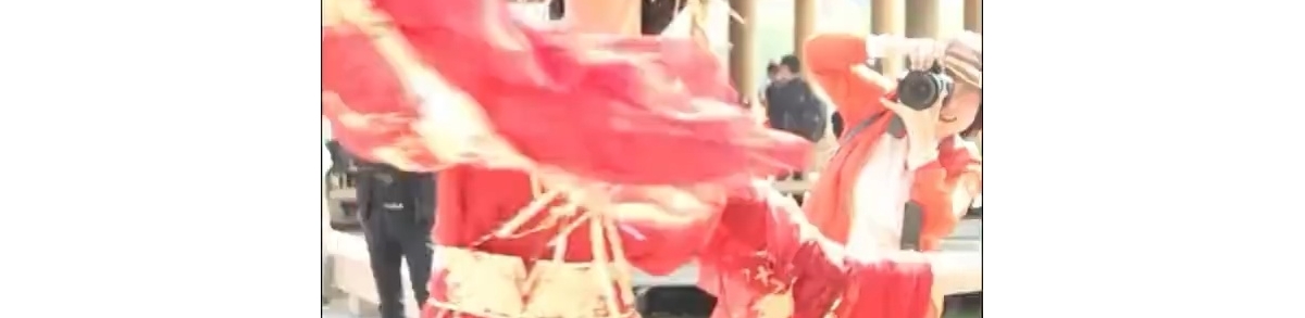 西安举办花朝节 数百汉服热爱者齐聚曲江池畔