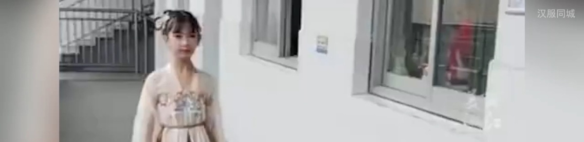 小女孩演出结束后穿汉服进教室，同学们纷纷欢呼鼓掌